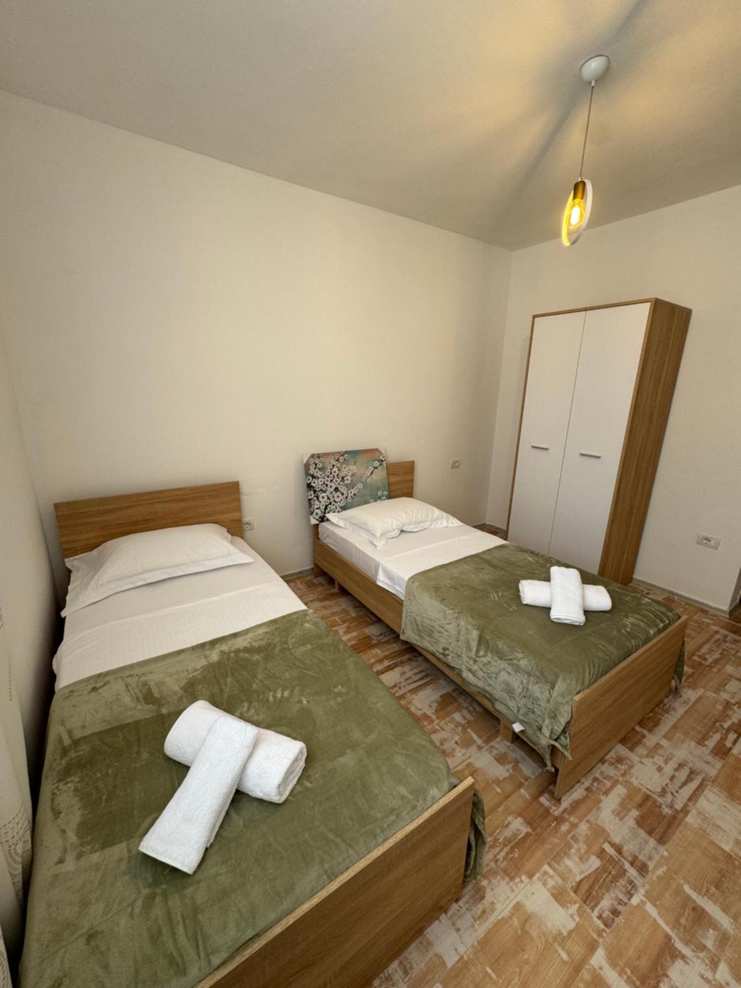 Apartament Gjoli *